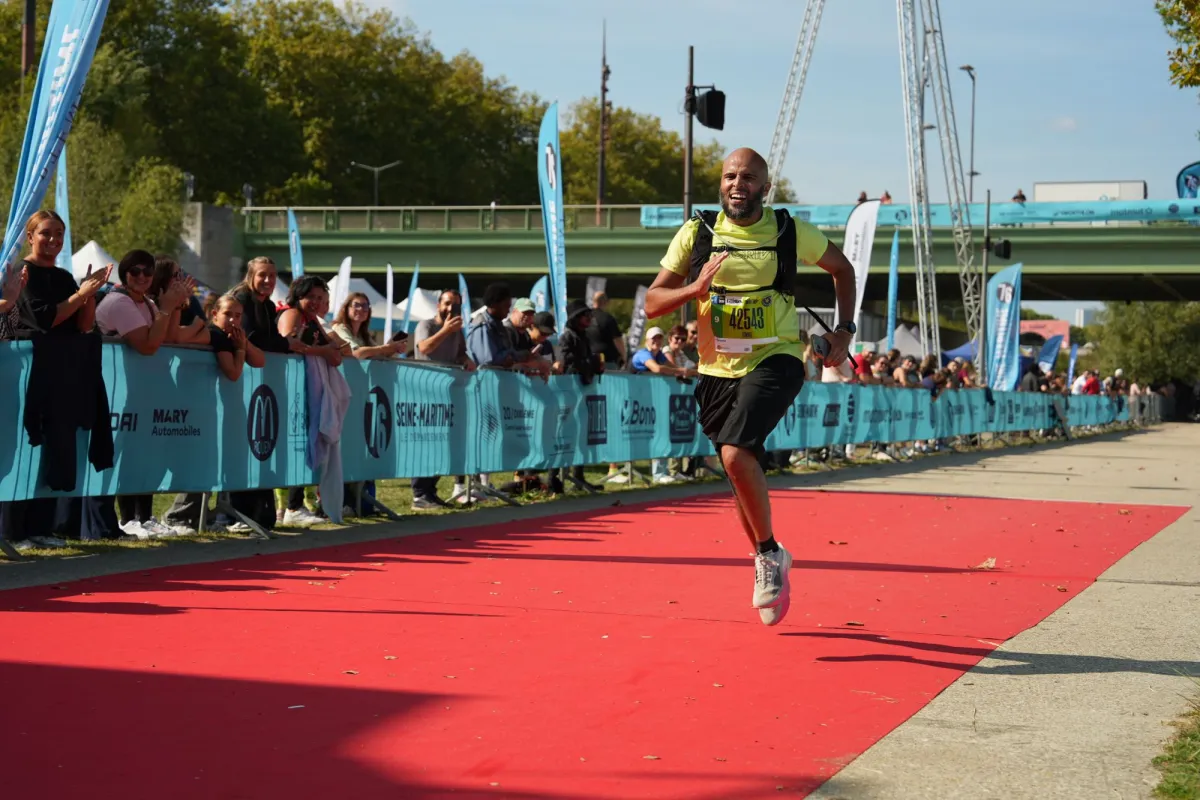 Ismaël Abdellatifi franchissant la ligne d'arrivée du Marathon de Rouen
